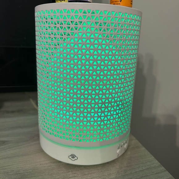 White Essential Oil Diffuser-Multi colored features with 3 essential oils - Picture 5 of 5